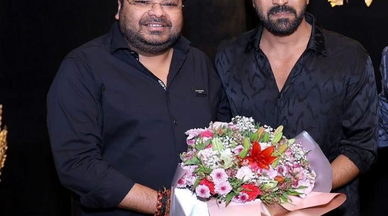 தனது முதல் படைப்பிற்காக அபிஷேக் அகர்வால் ஆர்ட்ஸ் உடன் இணையும் நடிகர் ராம் சரணின் வி மெகா பிக்சர்ஸ்;